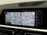 【純正ナビゲーション】BMWのナビゲーションは操作性も良く、詳細な地図情報と交通状況を見やすく表示し、快適なドライビングをサポートしながら目的地までナビゲートします。
