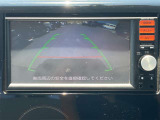 【バックモニター】後方の障害物や歩行者を確認できるバックモニター。狭い駐車場や混雑した場所でも安心して車を操作できます。