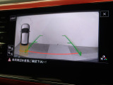 ギアをリバースに入れると車両後方の映像を映し出します。画面にはガイドラインが表示され、車庫入れや縦列駐車などの際に安全確認をサポートします。