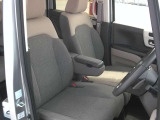 運転席の足元も広く運転しやすいです!!