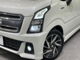【LEDヘッドライト】悪天候や夜間走行時も良好な視界を確保し安心して運転できる高輝度LEDヘッドライトを装備!点灯速度が早く、消費電力も抑えられています。