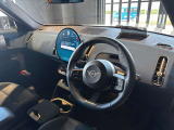 丸を基調とした個性的なインテリア。MINIならではの拘りポイントです!運転が楽しくなるインテリアです!