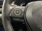 【ステアリングスイッチ】運転中に視線を前に向けたまま画面の操作できます。