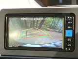 【バックカメラ】駐車時に後方がリアルタイム映像で確認できます。大型商業施設や立体駐車場での駐車時や、夜間のバック時に大活躍!運転スキルに関わらず、今や必須となった装備のひとつです!