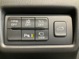 運転席脇のクラスタースイッチ部分にはカメラ切り替えスイッチ、パーキングセンサー、その他走行系スイッチを集中配置しております。