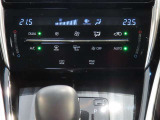 左右独立温度コントロールフルオートエアコンです。運転席、助手席それぞれで独立して温度設定ができます。冷え性の方が乗っても安心ですね♪