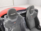 運転席&助手席シートヒーター:座面を素早く温め寒冷時のオープン走行も快適。