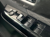 【電動格納ミラー】サイドミラーは電動格納式となっており、狭い駐車場でもキズがつくリスクを抑えられます。