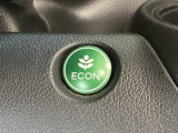 ECONモードをONにするとアクセルペダルの動きに対するエンジンの反応とエアコンの制御を切り換えることで、燃費のいい運転をするドライバーがペダルを踏んだ時と同じようにエンジンを制御します。