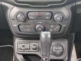 シンプルで操作しやすい運転席操作部