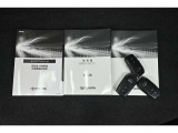 保証書・記録簿・取扱説明書と揃っていいます。キーの電池は新品にお取替えしてから納車させて頂きます。