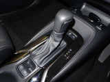 『電気式のパーキングブレーキ』になります。指一本で補助ブレーキのON.OFFが可能です。