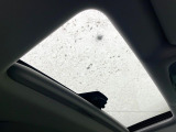 【サンルーフ】開放感たっぷりの希少装備、サンルーフが装着されています!車内に明かりを取り入れたり景色を楽しむ以外にも、車内の空気も簡単に換気できて快適です!