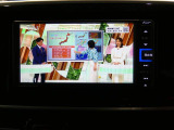 【ナビ画面・TV】【オーディオ機能】ドライブ中の車内を楽しく彩るTV視聴や音楽再生が可能です。退屈しがちな渋滞中や待ち時間も、心地よいエンターテインメント空間に早変わりします。