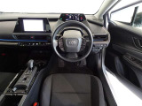 革巻きステアリングで快適な操作性の運転席です。