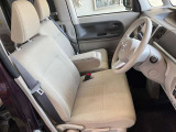 運転席の足元は広々としており、座席は大きく前後にスライド出来るので自分に合ったポジションで運転する事が出来ます。アクセルやブレーキにクセもなくとても運転のしやすい車両です。