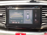バックギアに入れますとご覧のような画像に自動的に切り替わります。車庫入れ時に役立ちます。