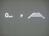 カラーヘッドアップディスプレイ付き。少ない視線移動で情報を確認できるので、運転の疲労軽減に繋がりますよ♪