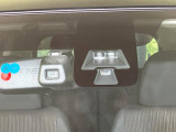 【エマージェンシーブレーキ】走行中に前方の車両等を認識し、衝突しそうな時は警報とブレーキで衝突回避と被害軽減をアシスト。より安全にドライブをお楽しみいただけます。