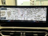 BMWのナビゲーションは操作性も良く、詳細な地図情報と交通状況を見やすく表示し、快適なドライビングをサポートしながら目的地までナビゲートします。