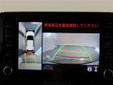 パノラミックビューモニター付きです。車両を上から見たような映像をモニター画面に表示。運転席からの目視では見にくい、車両周辺の状況をリアルタイムでしっかり確認できます。