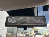 スマートルームミラーが付いております。後席に人が乗車した時や沢山の荷物を積んだ時もバックミラーの視界が遮られる事無く見えるので便利です♪