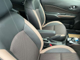 フロントシートにはセンターアームレスト付き、長時間の運転で疲れた腕を乗せてください。