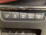 運転席脇のクラスタースイッチ部分にはカメラ切り替えスイッチ、パーキングセンサー、その他走行系スイッチを集中配置しております。