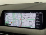 【純正ナビゲーション】BMWのナビゲーションは操作性も良く、詳細な地図情報と交通状況を見やすく表示し、快適なドライビングをサポートしながら目的地までナビゲートします。