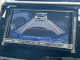 【バックカメラ】運転が苦手な方も車庫入れラクラク。ギアをリバースに入れれば自動的に切り換わりますので、面倒な操作は不要です。狭い駐車場も大切なお車を傷つけず安心です。