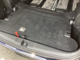 3列目シートは床下に収納ができます。片方だけ倒して、長い荷物を乗せることもできてとっても便利です。