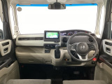 【前方視界】開放的な前方視界!運転がしやすく疲れにくいです♪窓が大きく、見通しがとっても良いおクルマですよ♪