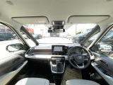 見通しのよいすっきりとした視界で、誰でも運転しやすいです。運転のしやすさは疲れにくさにも繋がりますよ♪