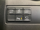 運転席脇のクラスタースイッチ部分にはカメラ切り替えスイッチ、パーキングセンサー、その他走行系スイッチを集中配置しております。