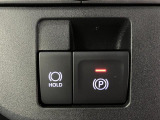 【電動パーキングブレーキ+オートブレーキホールド機能】 指先だけで簡単に操作が可能なパーキングブレーキ、スイッチを押すとブレーキペダルから足を離してもブレーキを保持できるオートブレーキホールド搭載。