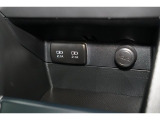 小物の収納に便利なセンタートレイには携帯等のデバイスの充電可能なUSB出力電源付です。