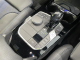 BMWの高性能オートマチックは、ATセレクトレバーを左側に倒すことで、通常の「D」から「S」(スポーツ)または「M」(マニュアル)へと切り替えが可能です。