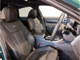 【コックピットシート】BMW車の主役席。車体中央にくる様に配置し車両重心とが一致する事でドライバーと車との一体感あるドライビングを実現。人間工学に基づき形成した形状が長時間のドライブ疲労も軽減します!