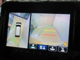 全方位モニター付きです。車両を上から見たような映像をディスプレイオーディオ画面に表示。運転席からの目視だけでは見にくい、車両周辺の状況をリアルタイムでしっかり確認できます。