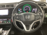 【ハンドル】運転にかかわる様々な操作を安全に行えるように視点移動が少なく操作性に配慮されたスイッチ類が凝縮されたコックピットです。