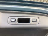 ハンズフリーアクセスパワーテールゲート(予約クローズ機能付き)予約ボタンを押していればスマートキーを持って車から離れると開閉ボタン操作をしなくてもテールーゲートドアが閉まります