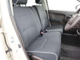 ベンチシートで広々運転席