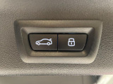【パワーゲート】電動パワーゲートです。開閉がボタン1つで開け閉め行えます。また、状況に応じてのトランクハッチ開閉量を簡単に設定可能です。スマートオープナーも便利な機能です。ぜひお試しください。