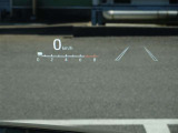 カラーヘッドアップディスプレイ付き。少ない視線移動で情報を確認できるので、運転の疲労軽減に繋がりますよ♪
