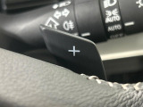【パドルシフト】ハンドルから手を離さずに素早くシフトアップ&ダウンができるので、エンジンブレーキを使う下り坂や高速道路の合流で加速したい場面で役立ちます。