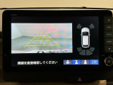 リバースギアに入れるだけで後方の表示へ切り替わります。夜間や雨の日の駐車も楽になりますよ。