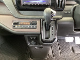 足元スッキリ、インパネシフトです。パーキングブレーキはフットブレーキタイプなので、運転席と助手席の間がスッキリしています。