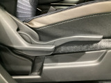 運転席にはドライバーの体型や好みに応じて前後方向だけでなく、高さの調整ができるシートリフターを装備!