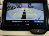 バックモニターで、後方を確認しながら安心して駐車することができます。※カメラが映し出す範囲は限られています。必ず車両周辺の安全を直接確認してください。