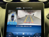 【全方位型モニター】クルマを上空から見下ろしているかのように、直感的に周囲の状況を把握できる全方位型モニター。狭い場所での駐車でも周囲が映像で確認できます。